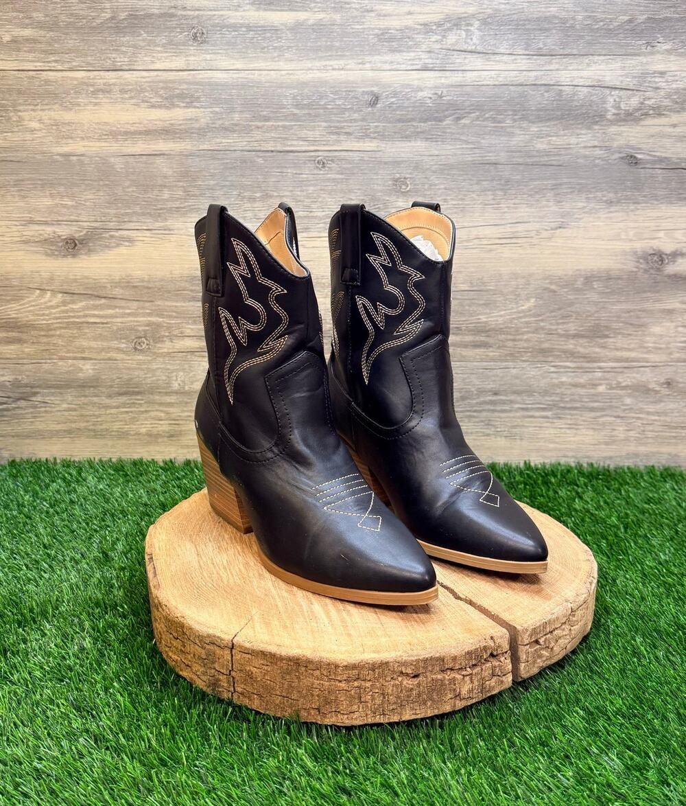 Soda Women - Size 10M - Black / Tan Faux Short Boots